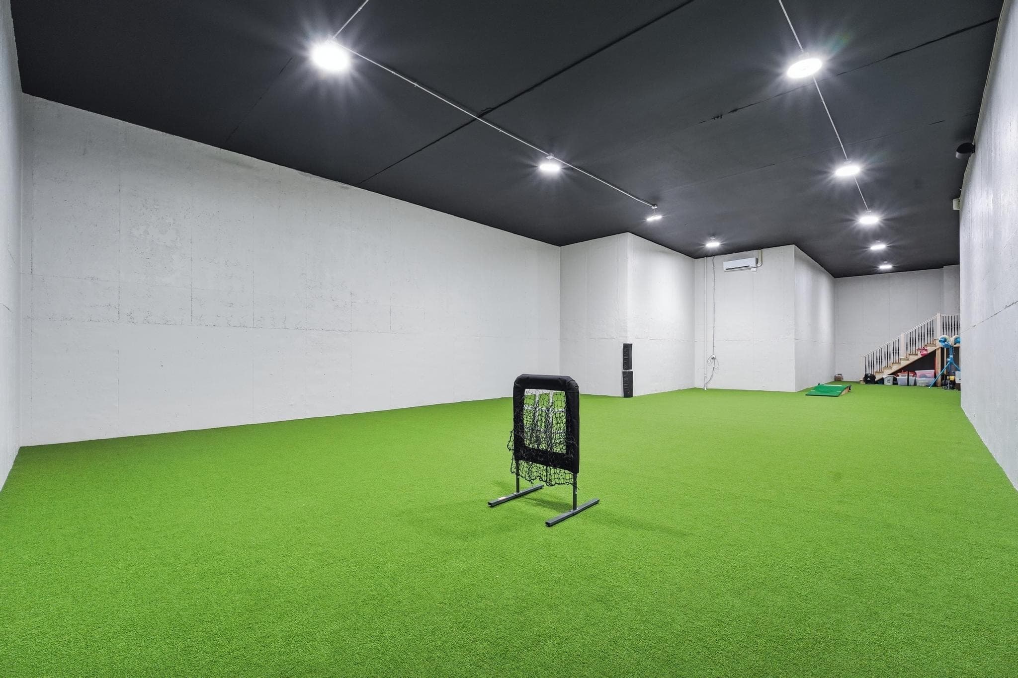 Turf room with putting practice