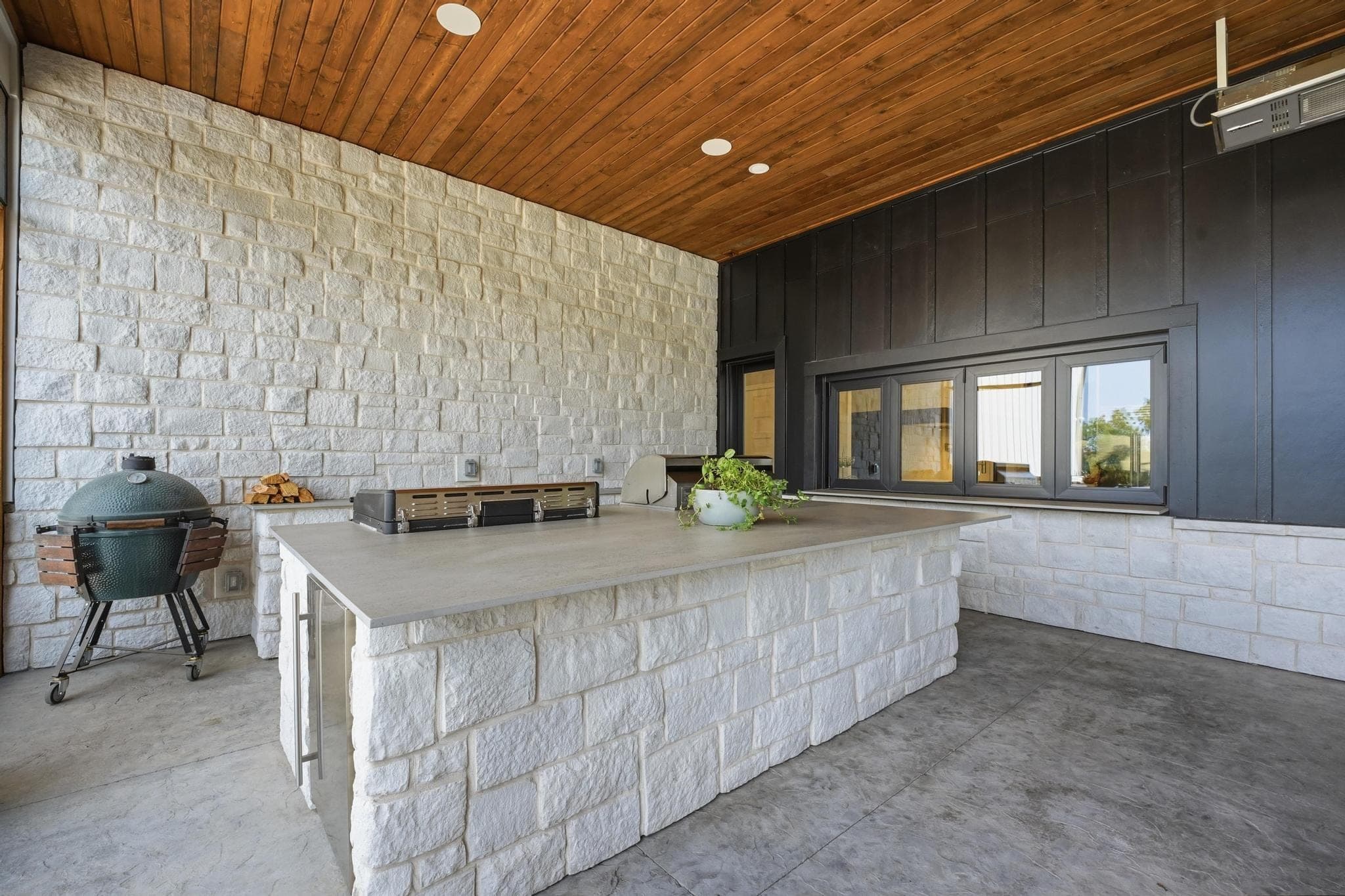 Outdoor kitchen counter and kamado grill